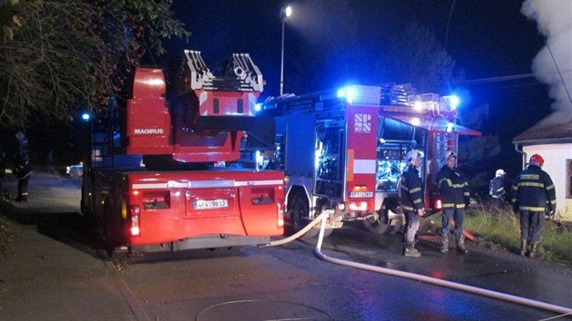 S porem rekreanho objektu v Plzni na Vale bojovali hasii tm tyi hodiny.