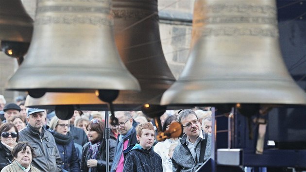 Odhalen dvou zvon Marie a Jana Nepomuckho na plzeskm nmst Republiky urench pro katedrlu sv. Bartolomje.