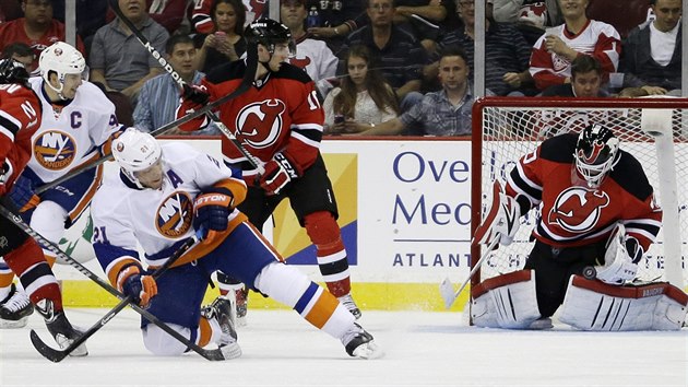 Brank Martin Brodeur z New Jersey likviduje jednu ze anc soupee v duelu s New York Islanders.