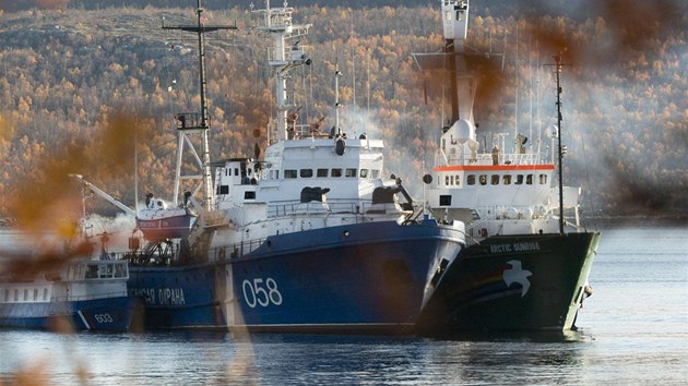 Lo organizace Greenpeace Arctic Sunrise (vpravo) kotv v Kolskm zlivu u Murmansku po boku lod rusk poben stre.