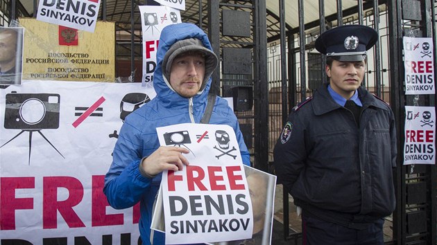 Ped ruskou ambasdou v ukrajinskm Kyjev lid protestovali proti zadren ukrajinskho fotografa Denise Sinjakova, kter se astnil protestu Greenpeace v Barentsov moi.