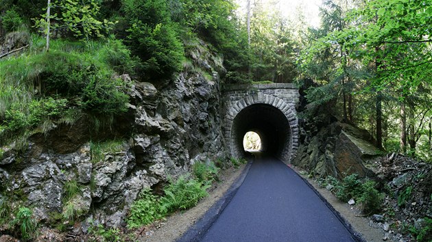 Nov oteven cyklostezka z Ostrova do Jchymova vede i pvodnm elezninm tunelem z rok 1896.