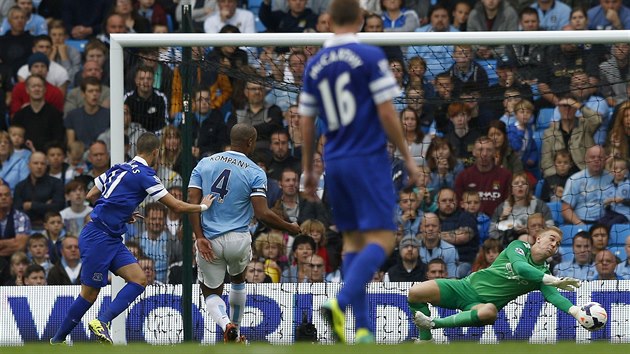 MM! Glman Manchesteru City Joe Hart (v zelenm) likviduje stelu evertonskho zlonka Kevina Mirallase (prvn zleva).