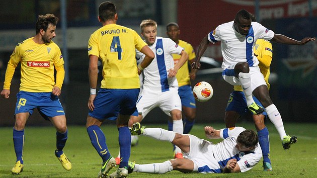 MELA. Liberet fotbalist Delarge, Rabuic (na zemi) a Frdek se perou o balon v obleen mu z Estorilu. 