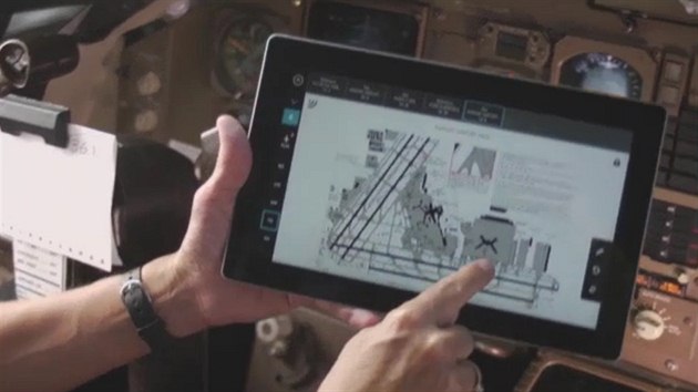 Jeden z digitlnch podklad pro piloty Delta Airlines. Ti budou msto paprov dokumentace vyuvat tablety Surface 2 s Windows RT.