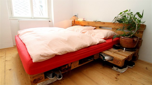 Jednm z prvnch kus nbytku z palet v byt byla prostorn postel s integrovanmi nonmi stolky, kter jako by se vznela nad zem. 
