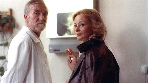 Miroslav Machek a Jana Brejchov ve filmu Skalpel, prosm (1985)