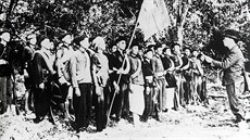 Vo Nguyen Giap se svými jednotkami na snímku z roku 1944.