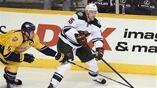 NENÁPADNÝ ZLODĚJÍČEK PUKU. Dany Heatley (vpravo) z Minnestoty se snaží odehrát NENÁPADNÝ ZLODĚJÍČEK PUKU. Dany Heatley (vpravo) z Minnestoty se snaží odehrát