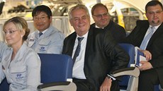 Ve vláčku. Miloš Zeman se po provozu automobilky Hyundai projel ve "vozítku" Ve vláčku. Miloš Zeman se po provozu automobilky Hyundai projel ve "vozítku"