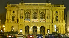 Nasvícená večerní podoba novorenesanční budovy. Nasvícená večerní podoba novorenesanční budovy.