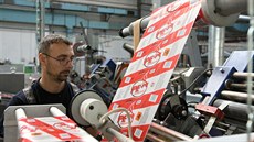 Zhruba tři miliony kilogramů pevného podpalovače Pe-Po projedou za rok linkou v... Zhruba tři miliony kilogramů pevného podpalovače Pe-Po projedou za rok linkou v...