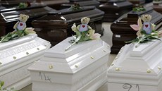 Rakve se zesnulými zatím zůstávají v jednom z hangárů na ostrově Lampedusa.... Rakve se zesnulými zatím zůstávají v jednom z hangárů na ostrově Lampedusa....