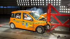 Crash test Fiatu Panda simulující náraz do stromu