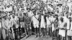 Hladoví, slabí, nemocní. Američtí zajatci byli v táboře Cabanatuan v hrozivém... Hladoví, slabí, nemocní. Američtí zajatci byli v táboře Cabanatuan v hrozivém...