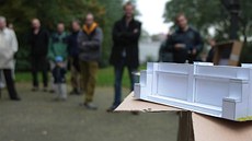 Na symbolickém pohřbu pavilonu A pořadatelé zajistili i papírový model nyní už Na symbolickém pohřbu pavilonu A pořadatelé zajistili i papírový model nyní už