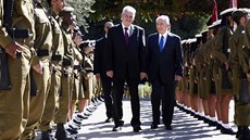 Prezident Miloš Zeman se svým izraelským protějškem Šimonem Peresem prochází... Prezident Miloš Zeman se svým izraelským protějškem Šimonem Peresem prochází...