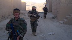 Afghántí a etí vojáci pi patrole ve Vardaku