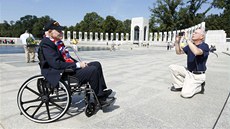 Amerití válení veteráni navtívili památník druhé svtové války ve