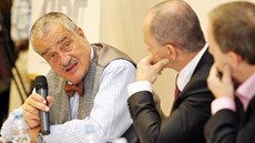Předseda TOP 09 Karel Schwarzenberg, vystupující v předvolební kampani jako Předseda TOP 09 Karel Schwarzenberg, vystupující v předvolební kampani jako