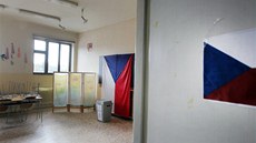 Stedokoláci zkoueli volit do Evropského parlamentu (snímek je z pedchozích voleb z loského ijna).
