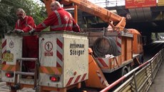 Dlníci opravují strenou trolej pod Jiní spojkou v Praze. (8. íjna 2013)