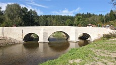 Pvodn kamenný most v Ronov nad Sázavou získal novou bílou fasádu v roce 2013.
