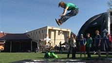 Slackline se někdy říká moderní provazochodectví. Slackline se někdy říká moderní provazochodectví.