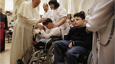Pontifik se v pátek setkal i s osmdesátkou tlesn postiených lidí....