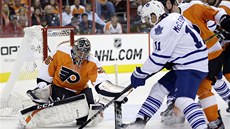 V ANCI. Jay McClement z Toronta se tlaí ped brankáe Philadelphie Steva