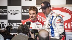 ŠAMPION A JEHO NÁSTUPCE. Sébastien Loeb (vlevo) a Sébastien Ogier pózují ŠAMPION A JEHO NÁSTUPCE. Sébastien Loeb (vlevo) a Sébastien Ogier pózují