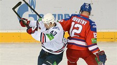Jan Kovář z Magnitogorsku (vlevo) v souboji s Jiřím Novotným z Lva Praha. Jan Kovář z Magnitogorsku (vlevo) v souboji s Jiřím Novotným z Lva Praha.