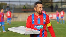 Kapitán Plzně Pavel Horváth si odnáší dar od fotbalistů TJ Sokol Hlohová. Kapitán Plzně Pavel Horváth si odnáší dar od fotbalistů TJ Sokol Hlohová.