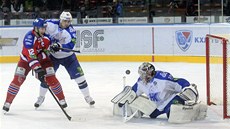 Jiří Novotný z HC Lev Praha v šanci před brankářem Nižněkamsku Alexandrem Jiří Novotný z HC Lev Praha v šanci před brankářem Nižněkamsku Alexandrem