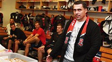 Hradecký manažer Aleš Kmoníček prohrál sázku. Ta se však bude zřejmě ještě... Hradecký manažer Aleš Kmoníček prohrál sázku. Ta se však bude zřejmě ještě...