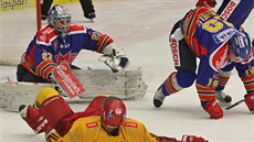 Jihlavské hokejisty (ve žlutém Radek Hubáček) v Českých Budějovicích zastavil... Jihlavské hokejisty (ve žlutém Radek Hubáček) v Českých Budějovicích zastavil...