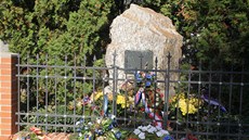 Památník vnovaný generálovi Josefu Maínovi je u vchodu do rodinného statku od
