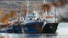 Loď organizace Greenpeace Arctic Sunrise (vpravo) kotví v Kolském zálivu u... Loď organizace Greenpeace Arctic Sunrise (vpravo) kotví v Kolském zálivu u...