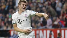 KROOS PŘESNĚ PÁLÍCÍ. Toni Kroos z Bayernu Mnichov vstřelil ve 30. minutě úvodní... KROOS PŘESNĚ PÁLÍCÍ. Toni Kroos z Bayernu Mnichov vstřelil ve 30. minutě úvodní...
