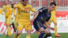 BALÓN STEJNĚ NAKONEC NEUHLÍDÁŠ. Kamil Karaš (v modrém) z Olomouce sice k míči... BALÓN STEJNĚ NAKONEC NEUHLÍDÁŠ. Kamil Karaš (v modrém) z Olomouce sice k míči...