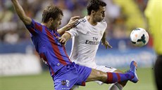 NE, TEN MÍ BUDE MJ. Alvaro Arbeloa z Realu Madrid (vpravo) odstavuje od...