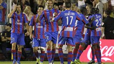 Fotbalisté Levante slaví branku, kterou vstelili na domácím hiti Realu...