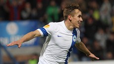 LETADLO. Liberecký fotbalista Josef ural slaví první branku v síti Estorilu. 