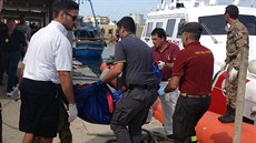 Záchranái na Lampeduse vynáí ze lunu do pytle zabalené tlo obti. (3. íjna...