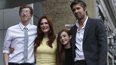 Julianne Moore, její manel Bart Freundlich a dti Caleb a Liv na herein...