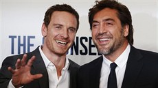 Michael Fassbender a Javier Bardem na premiée filmu Konzultant (Londýn, 3....