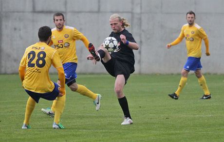 Jeden z fotbalist Staré íe krotí balon za dohledu jihlavských protihrá.