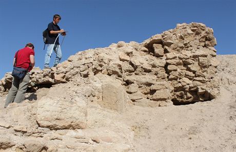 lenové eského archeologického týmu Karel Nováek a Hynek vácha dokumentují pozstatky stedovké architektury v Iráku.