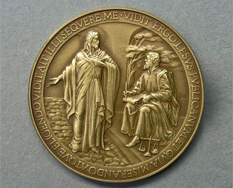 Vatikán vydal papeskou medaili s hrubkou. Jeíe pejmenoval na "Leíe"