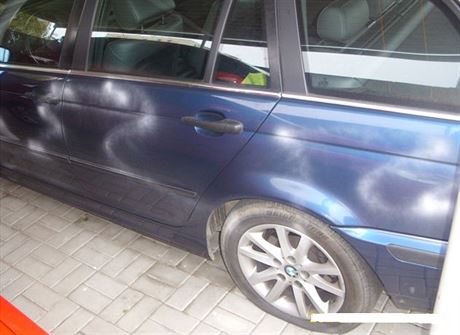 Vandal poniil auto v Mírové ulici v Prachaticích.